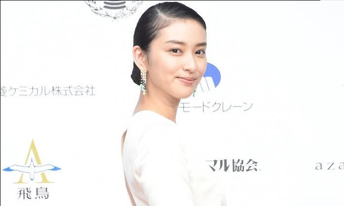 武井咲生女后首次公开亮相,露背礼服端庄大方,网友:头发有点少
