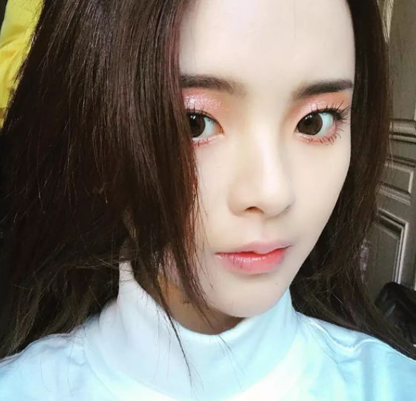 15岁杨超越自拍照,无意暴露了自己的家境,网友:这还穷?