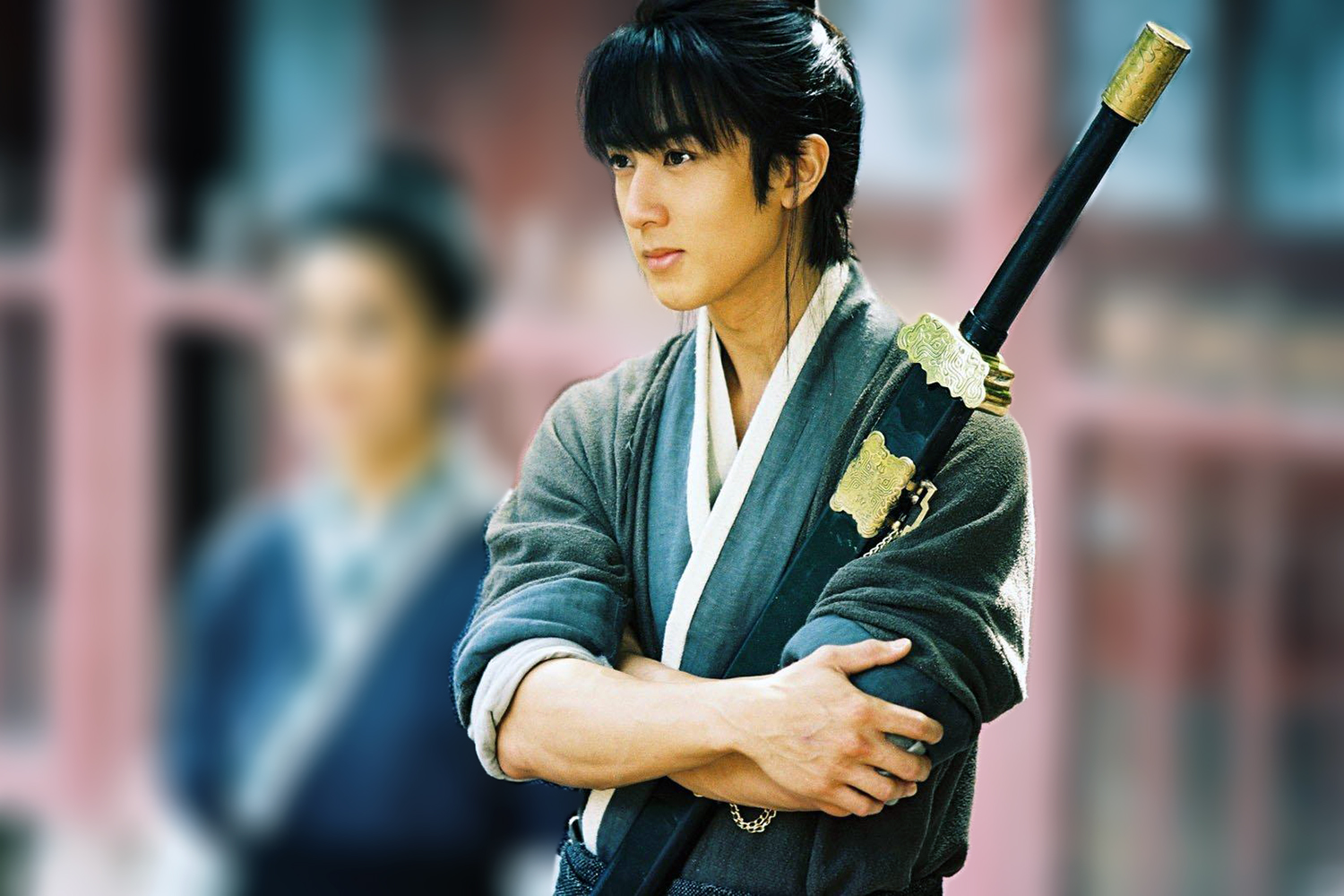 讲道理,炎亚纶本人的五官非常符合古装美男的标准啊,剑眉星目,五官