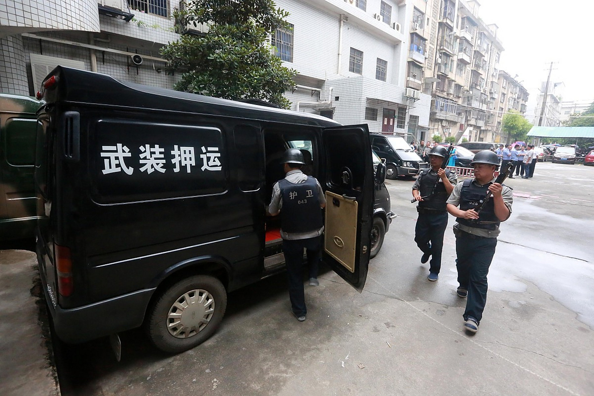 银行工作人员可能会礼貌地告诉您:"对不起,我们暂时无法完成您的请求.