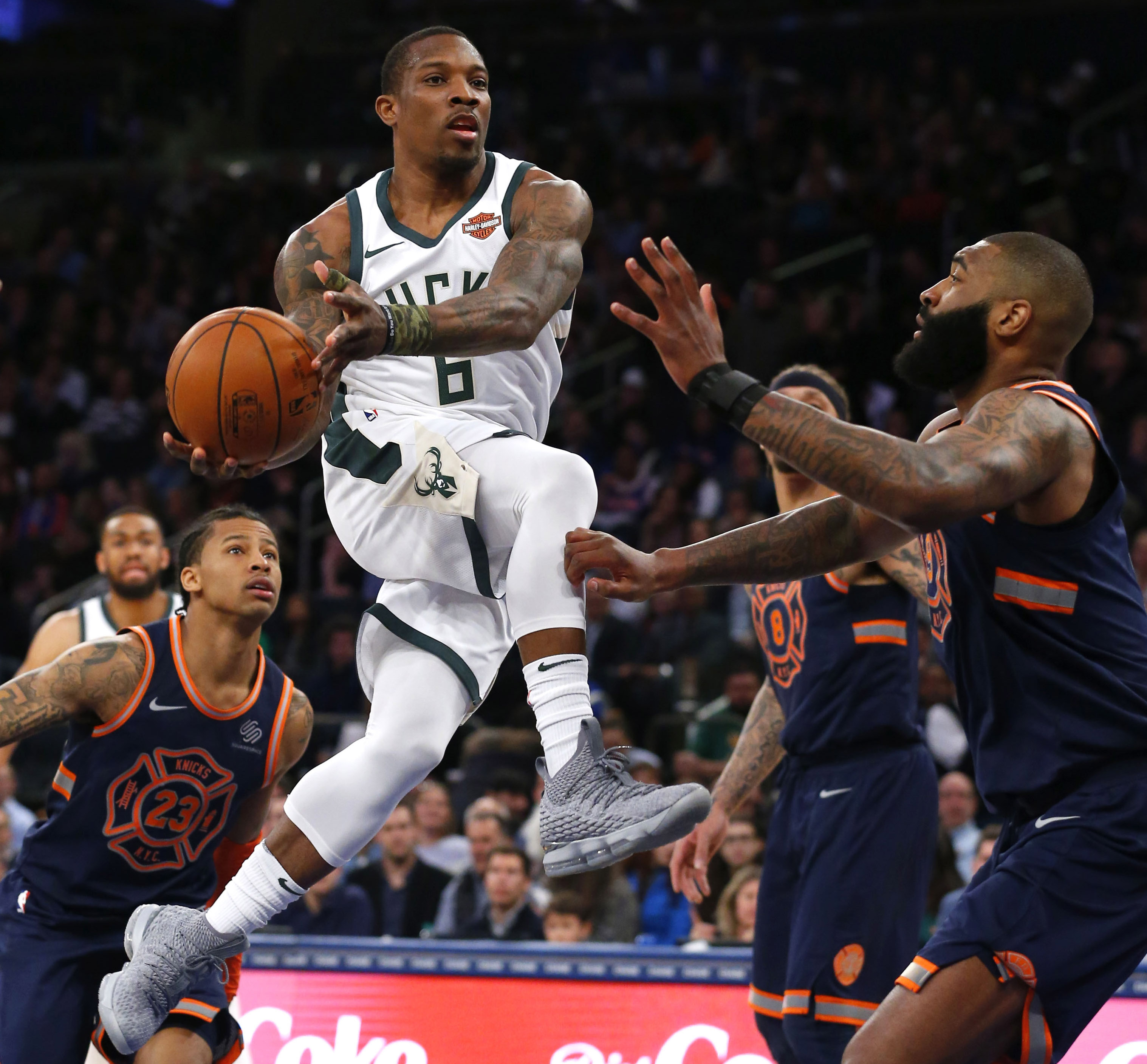 篮球——nba常规赛:雄鹿胜尼克斯(3)