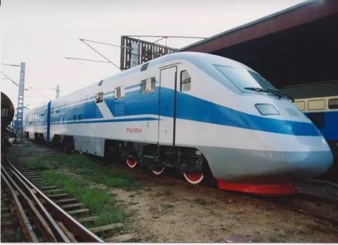 普天号柴油动车组:完成编组试验后即被弃用封存于唐山机车车辆厂