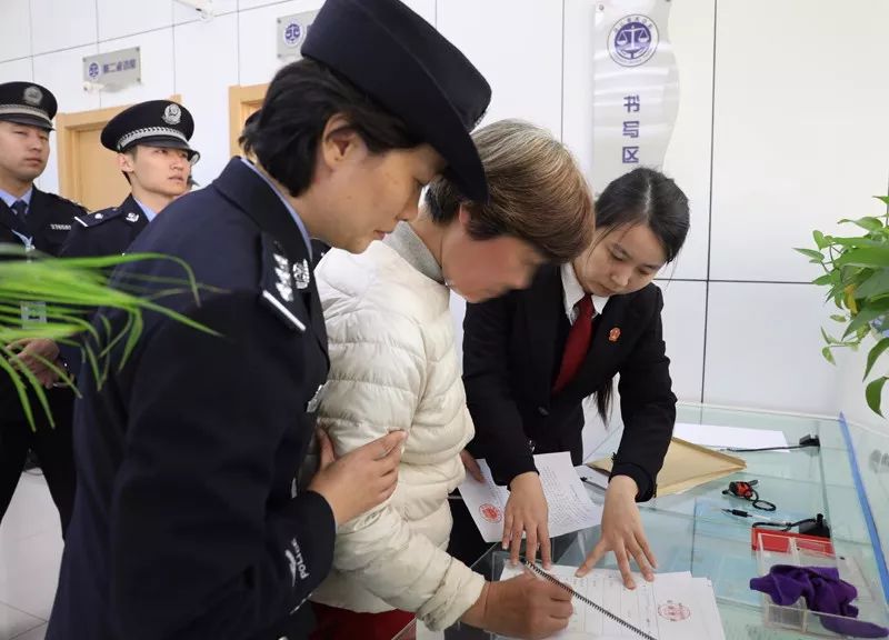 第一百一十六条第一款,第三款规定,本院依法对刘某作出司法拘留十五日