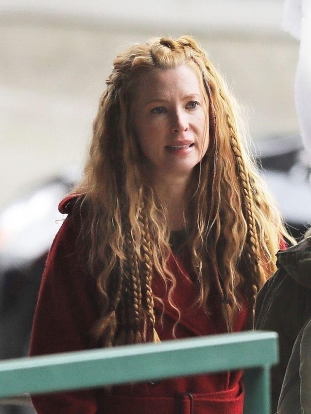 艾玛·布斯拍新剧编辫子显娇俏 红色大衣加身亮眼抢镜