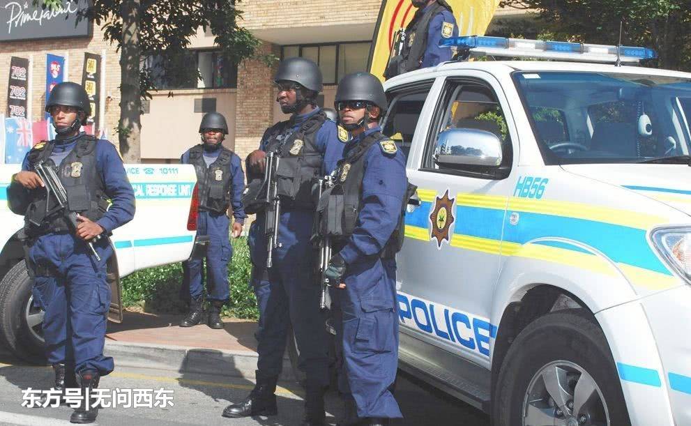 6劫匪抢劫运钞车不想被特警伏击,情节好似警匪片