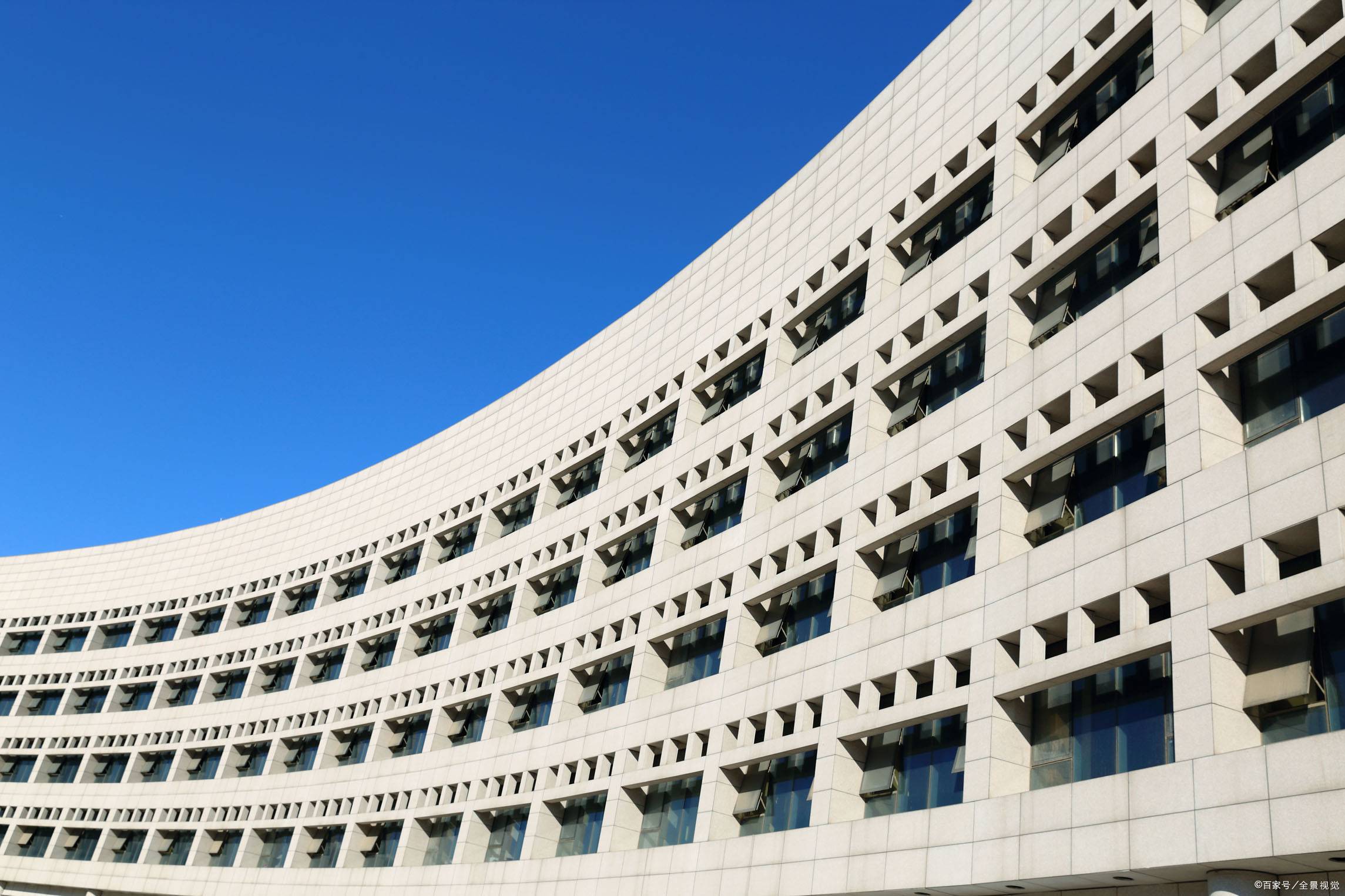 一批影院倒闭也意味着将有一批家庭影院的诞生,手工铝蜂窝板专业定做