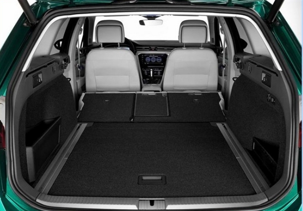 放倒座椅能当床 大众全新帕萨特旅行版官图发布:电容方向盘