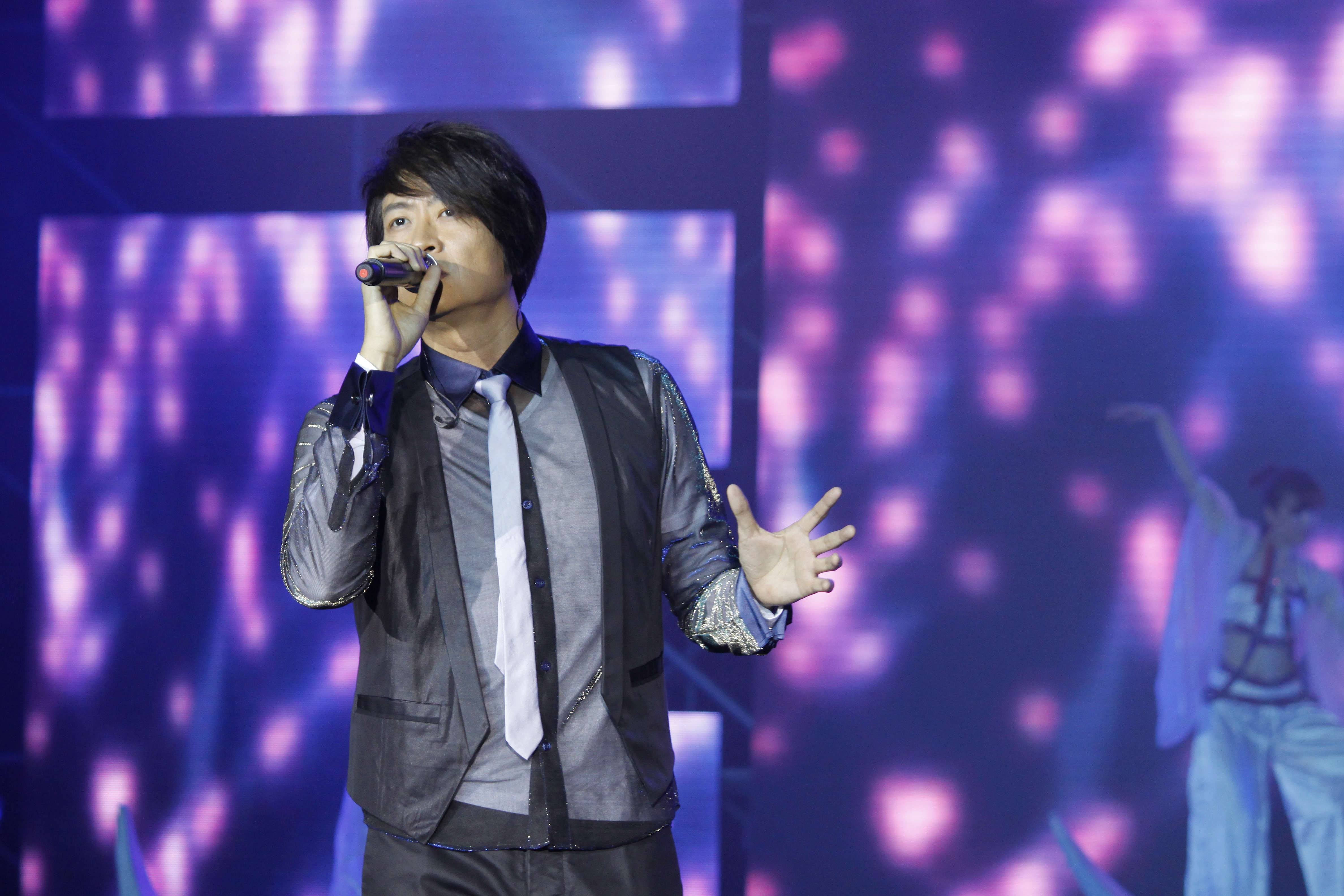 他是曾经的情歌王子,如今因儿女太美再度爆红!被抢着喊"岳父"