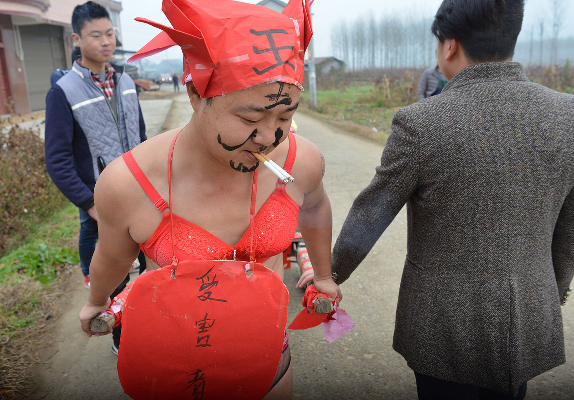 伴娘被婚闹者绑电线杆脚下放鞭炮# 最近在云南曲靖