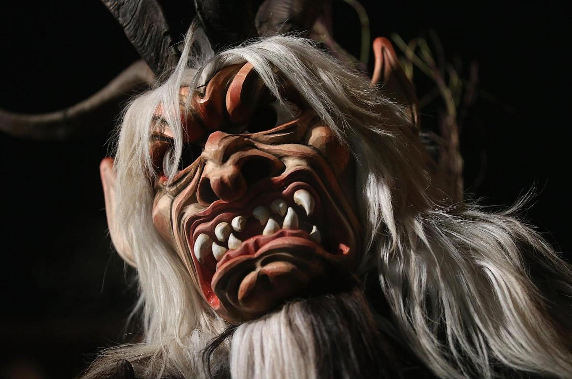 青面獠牙,形容人面貌及其凶恶.