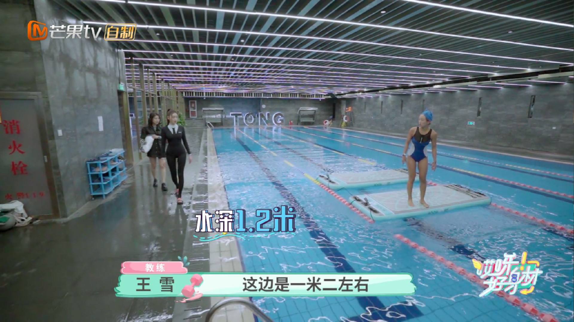 仪式感足!张天爱在家穿礼服吃饭,去泳池的潜水服显眼,呛水喊疼