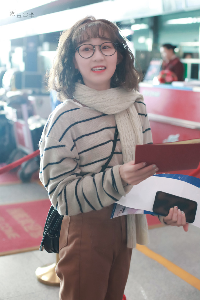 李子璇戴眼镜穿条纹毛衣现身机场,皮肤白皙笑容灿烂甜美可爱