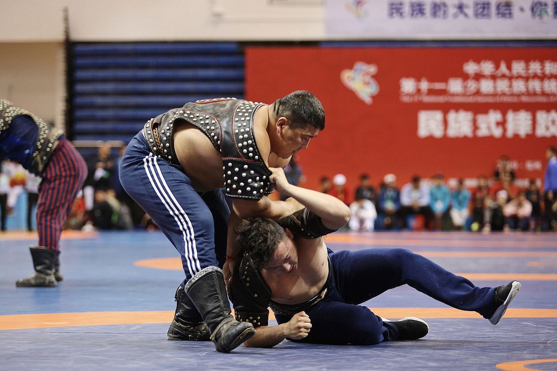 不同民族有不同的摔跤方式,例如蒙古族的搏克摔跤,维吾尔族的且里西