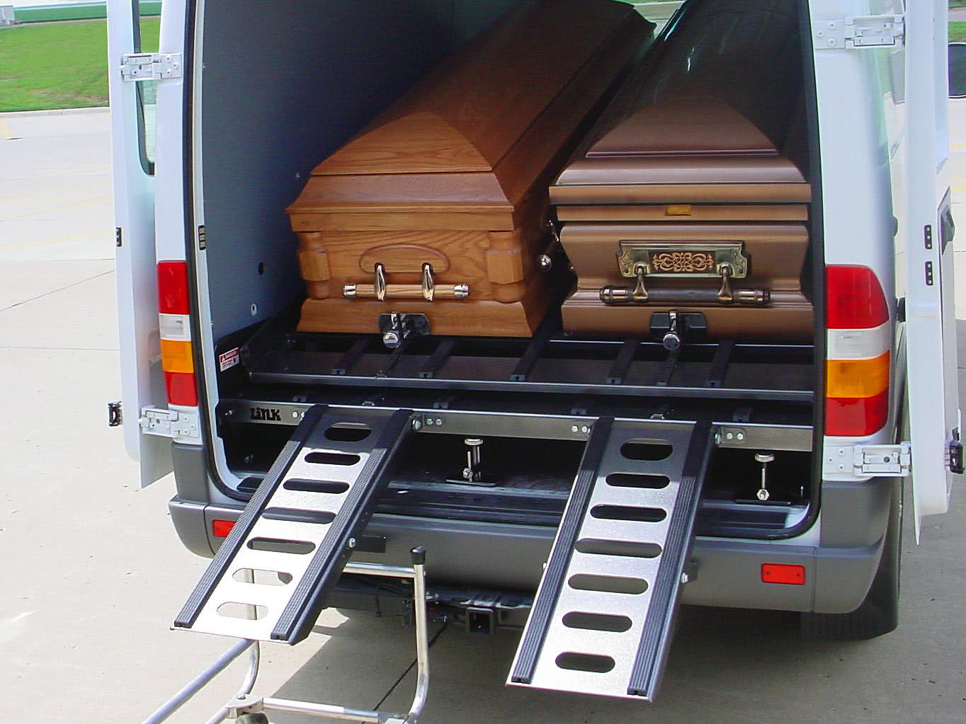 两司机把一车棺材运往英国,经检查里面暗藏偷渡客