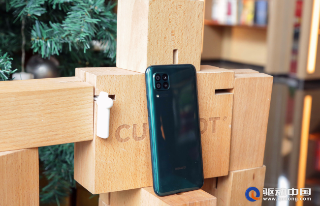 华为nova 6 se图赏:四摄矩阵炫彩机身,总有一面让人一见倾心