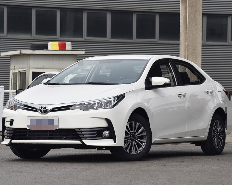 后备箱不大不小的刚刚好,放两三个储物箱都可以,小孩子在后备箱里都没