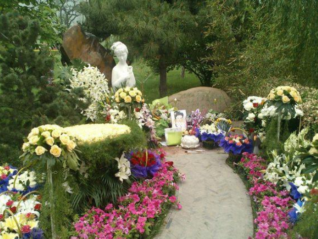陈晓旭墓地:名字刻在"顽石"上,花丛簇拥!可惜世间再无葬花人