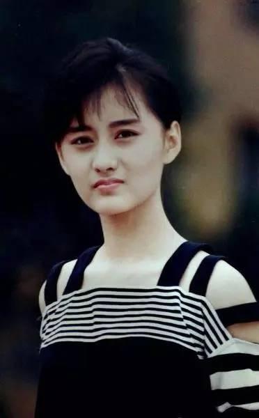 从当时的媒体报道看来,琼瑶非常偏爱陈德容,琼瑶笔下的人物活脱脱就是