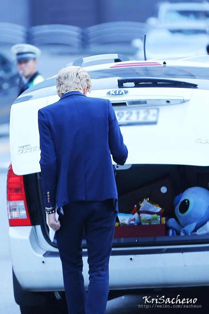 吴亦凡:好看的人连背影都像一幅画