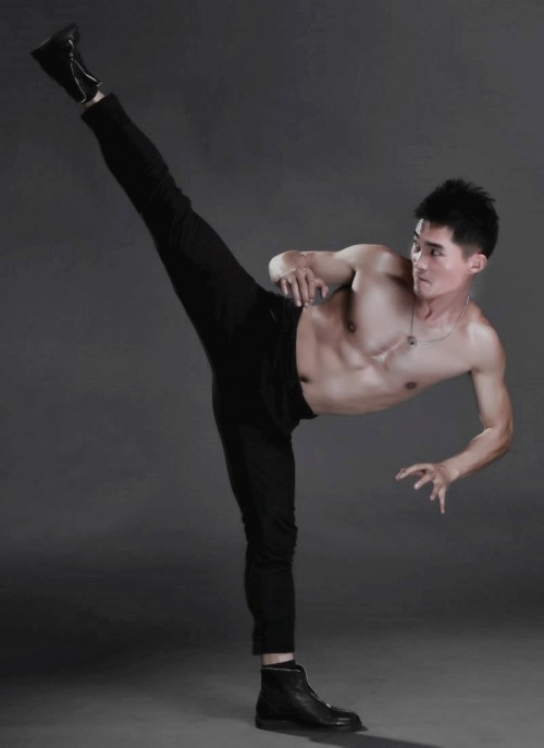 周海峰《楼外楼》硬汉变跑堂 救小家爱大国