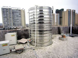 出差回来后,发现邻居把我家露台装成了9个水塔,到哪说理去?