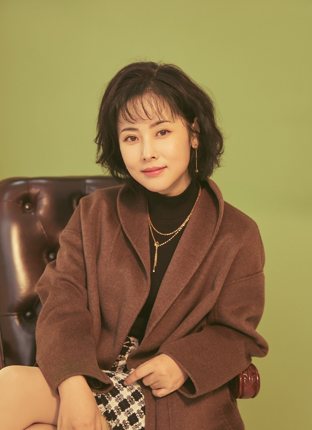 1996年参加第一部电视剧《秦家风波》,饰演秦宁宁;199