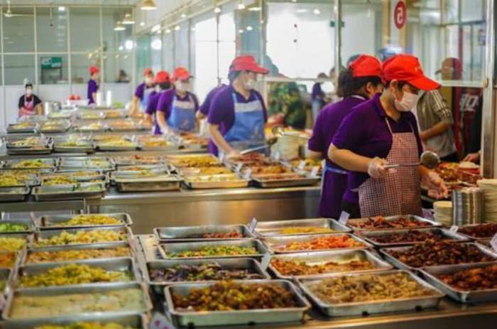 最美食堂大妈太善良,平时打饭总是多给点,然后就被校长开除了