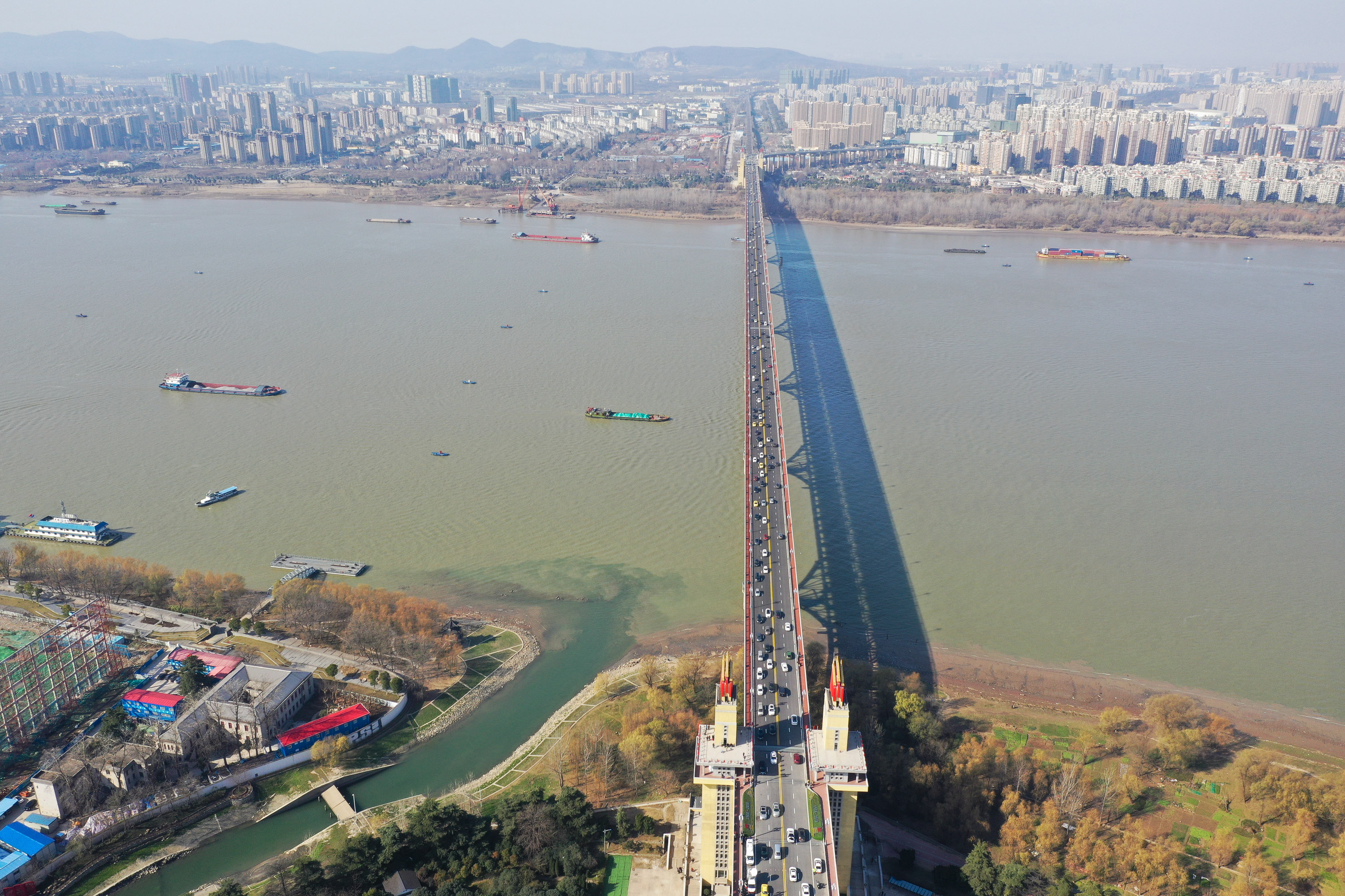 当日12时整,历经26个月封闭维修的南京长江大桥公路桥恢复通车.