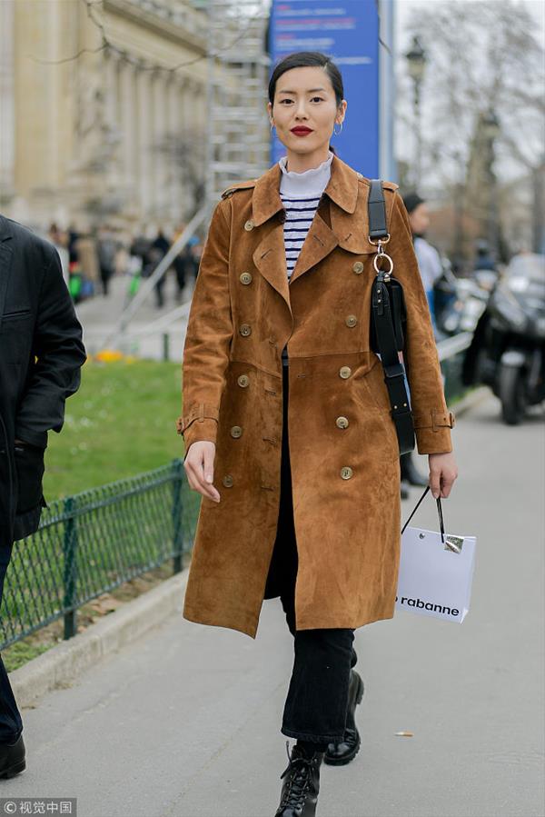 刘雯街拍:麂皮棕色风衣马丁靴酷帅霸气