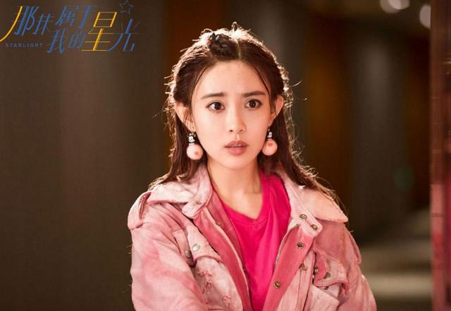 剪了复古齐刘海的孟子义,跟古力娜扎更像了