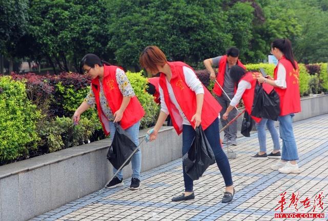 争创全国卫生城市 衡阳华新小学党员在行动