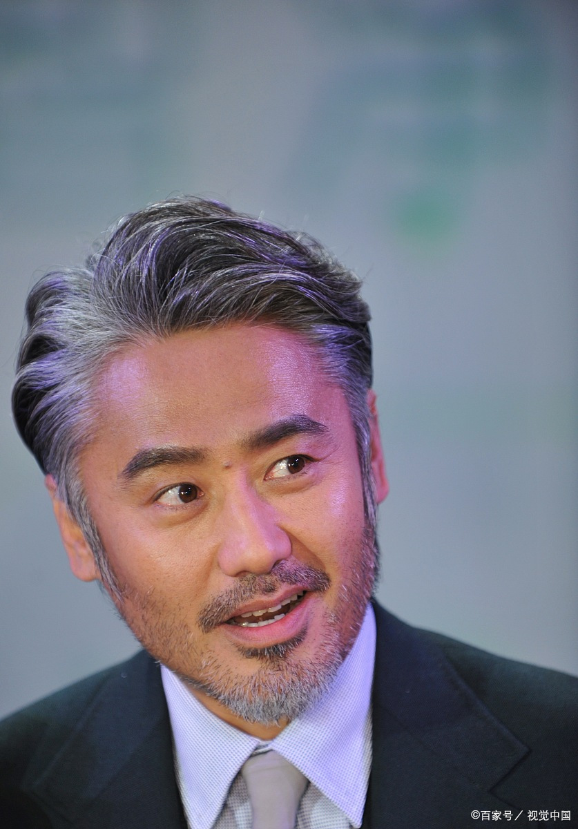 根据公开资料,吴秀波及其名下霍尔果斯不二文化传媒有限公司新增帘换