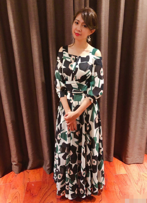 卓依婷近照减肥成功,吊带连衣裙显精致锁骨,沉寂只为更好的蜕变