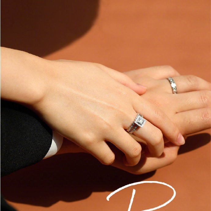 因此,女生将戒指戴在右手,一般暗示着对方目前所处的恋爱状态.