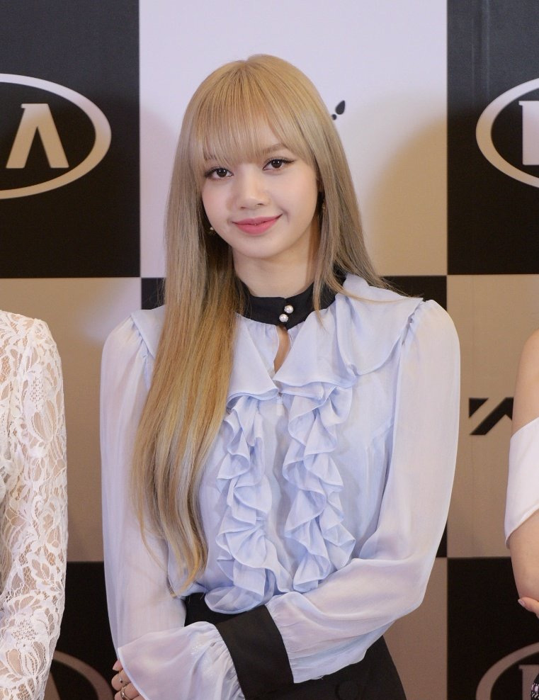 韩女团blackpink成员lisa出席活动:笑容清爽甜蜜,淑女魅力十足!