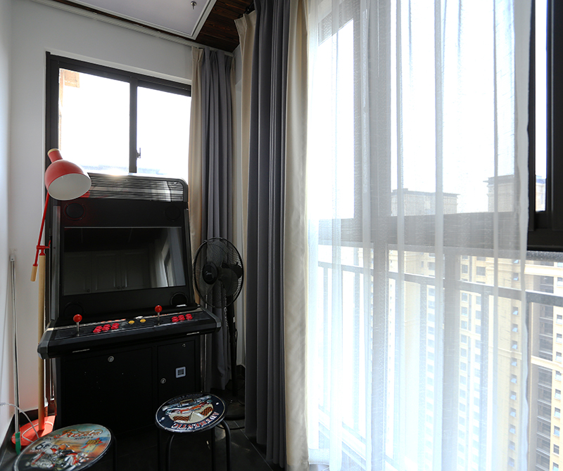 阳台房了一个电竞游戏机.