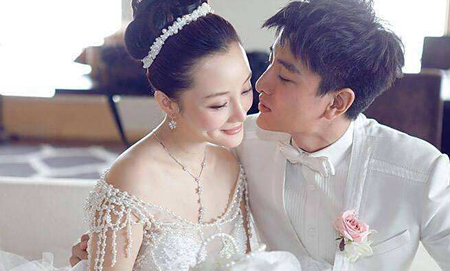 在一档节目中,郭德纲看着李小璐光滑的大腿说: "网上