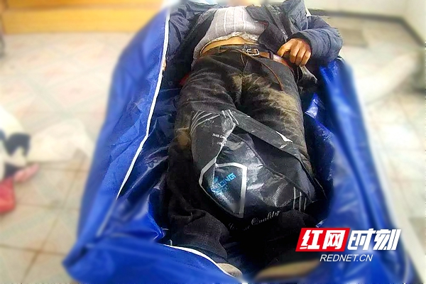 常德一男子车管所前突然倒地死亡 警方急寻家属
