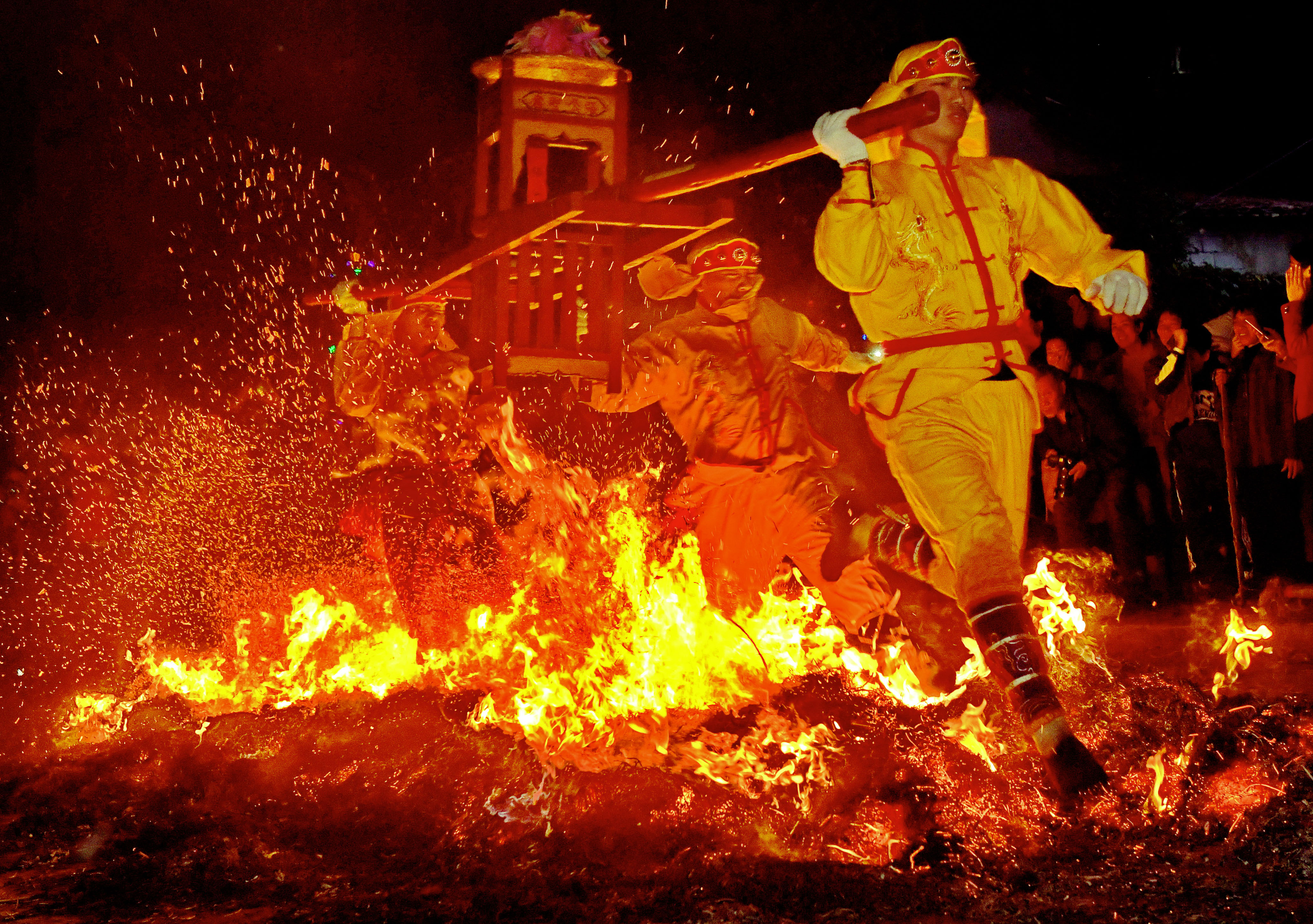 福建莆田:"摆棕轿跳火"迎春祈福