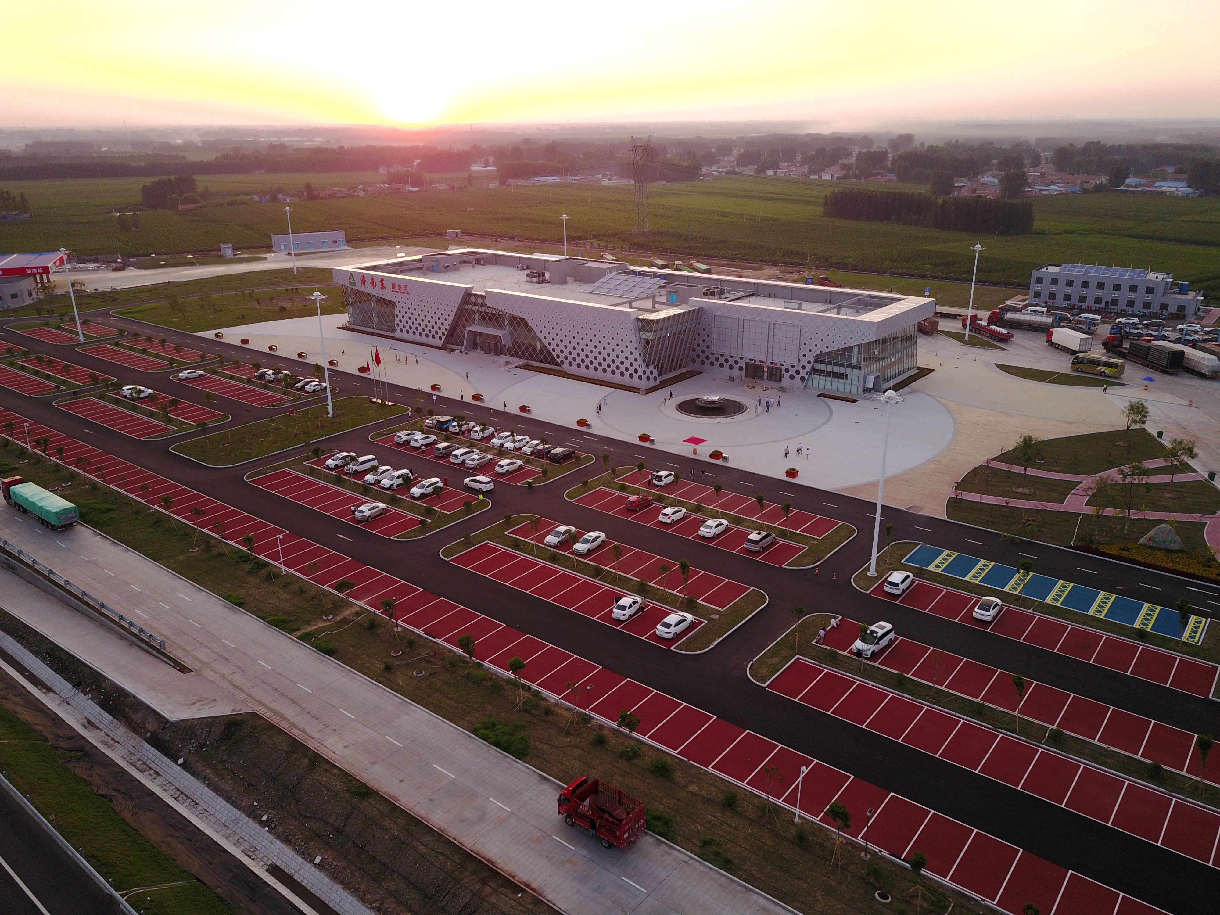 彩色的济南东高速服务区,不仅豪华漂亮还很环保
