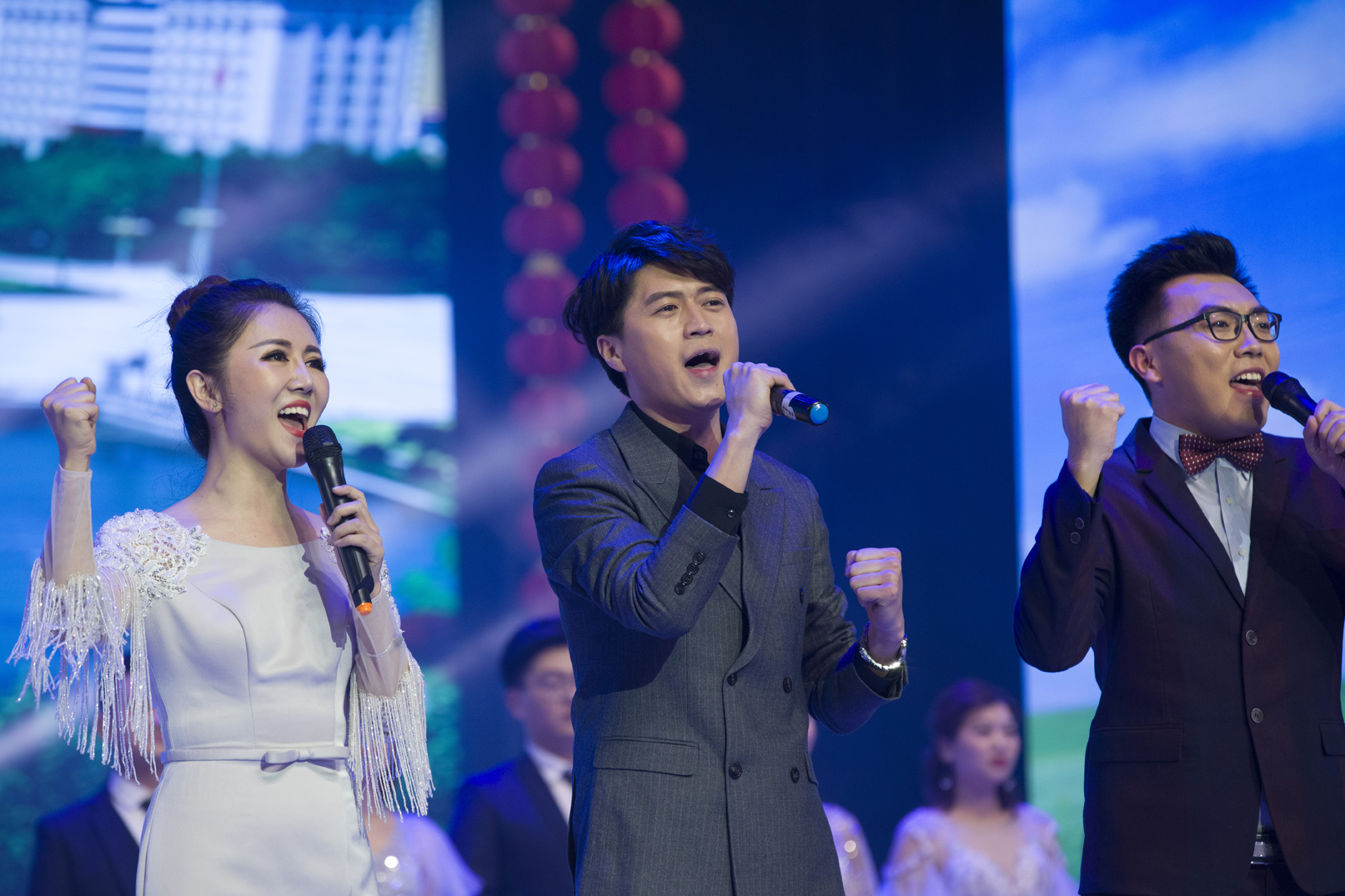 菏泽广电主持人播音员齐上阵 春晚现场表演精彩朗诵