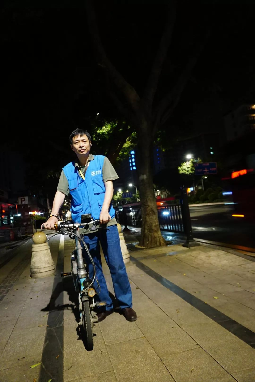 从媒体到外企,再创业失败后,59岁的他成了代驾"单王"