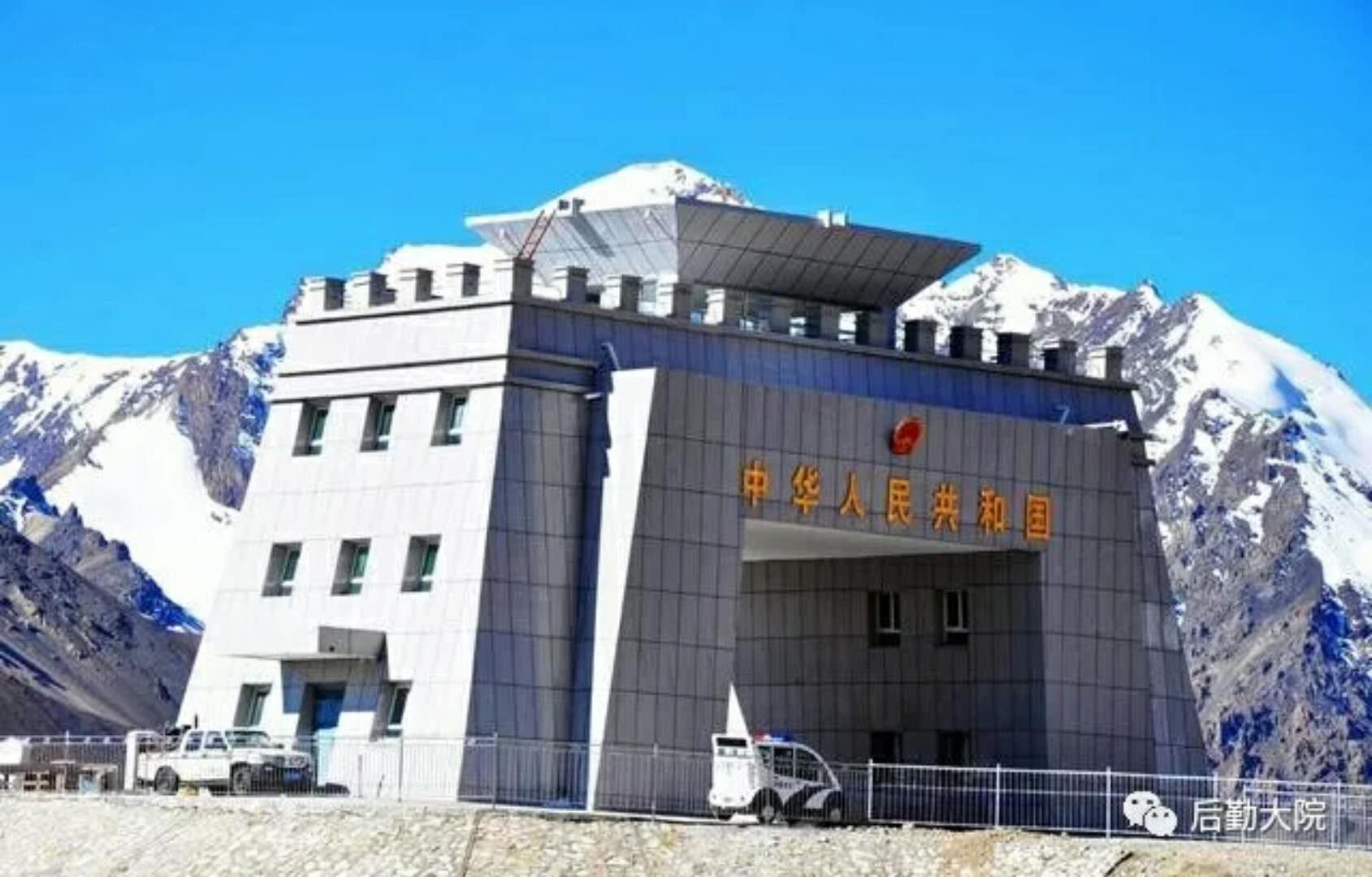 我们登上帕米尔高原的红其拉甫