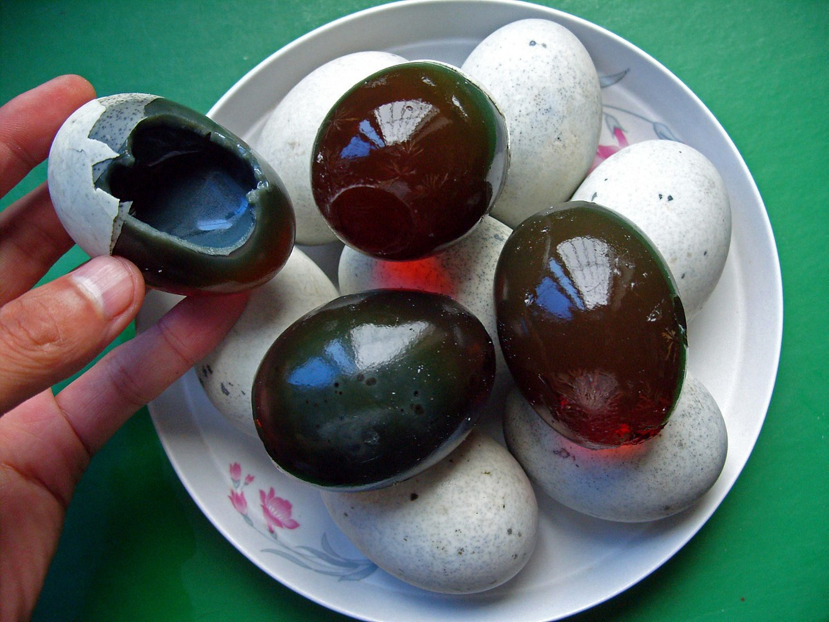 除了作为美食外,皮蛋还具有许多对人体有益的功效和作用.