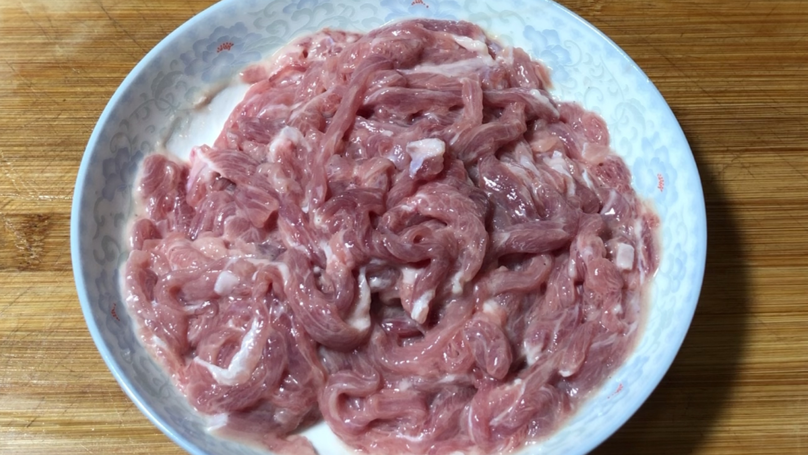 大厨教你青椒炒肉丝的做法,肉丝这样腌制,炒出来才会滑嫩和鲜香