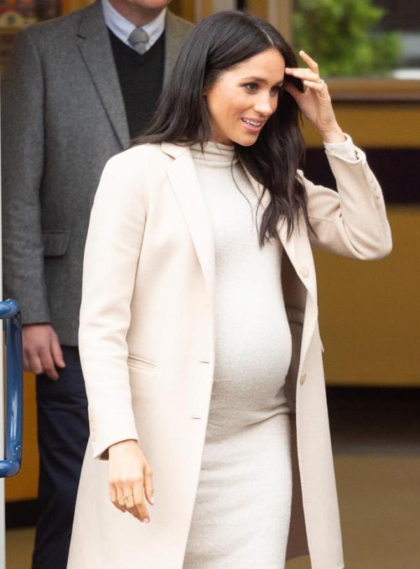 梅根王妃挺大孕肚访问梅休动物福利慈善机构