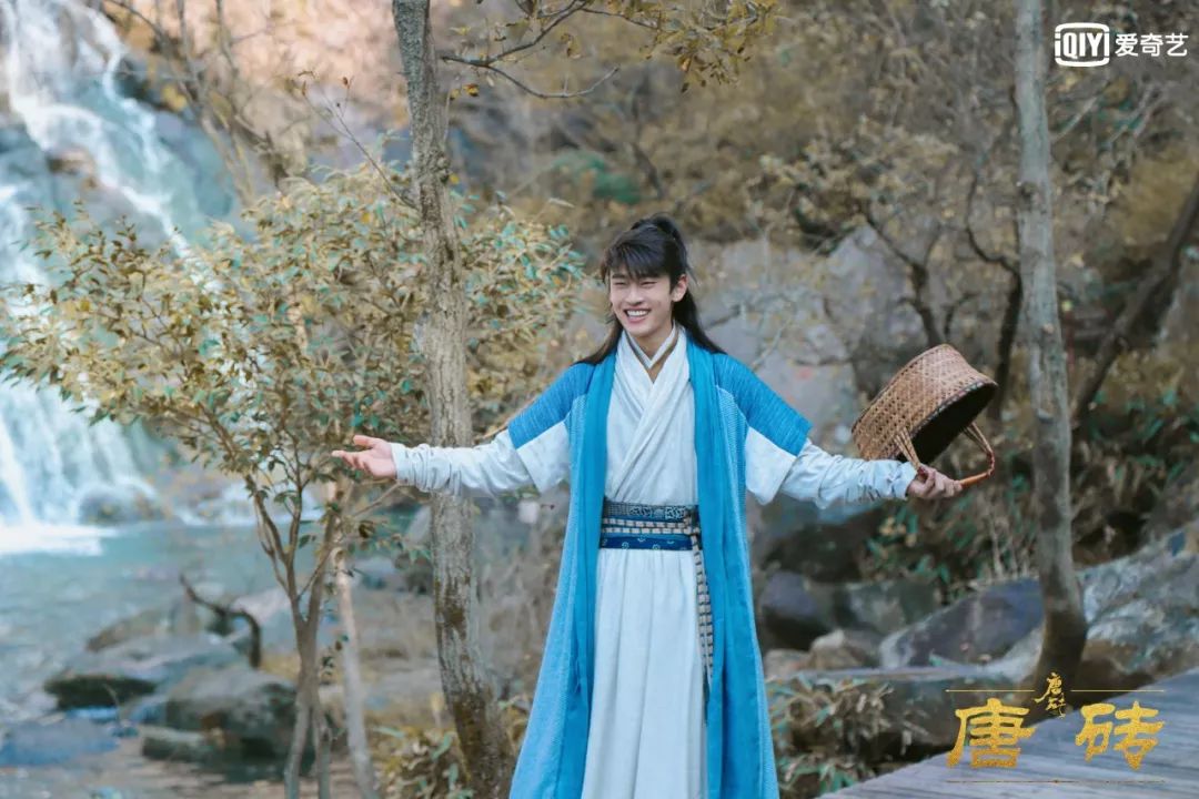 云烨手拿竹篮戴在头上 而对面的李安澜则做出拔剑之势 身边还站着一个