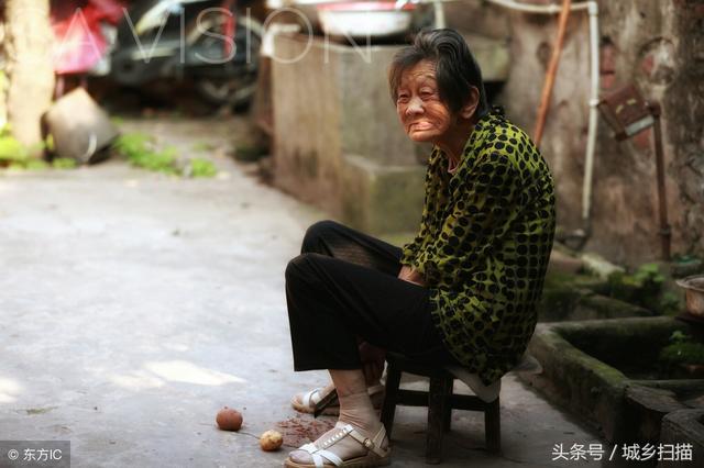 可怜农村老人,10幅图直击农村老人的艰辛,哪一幅让你