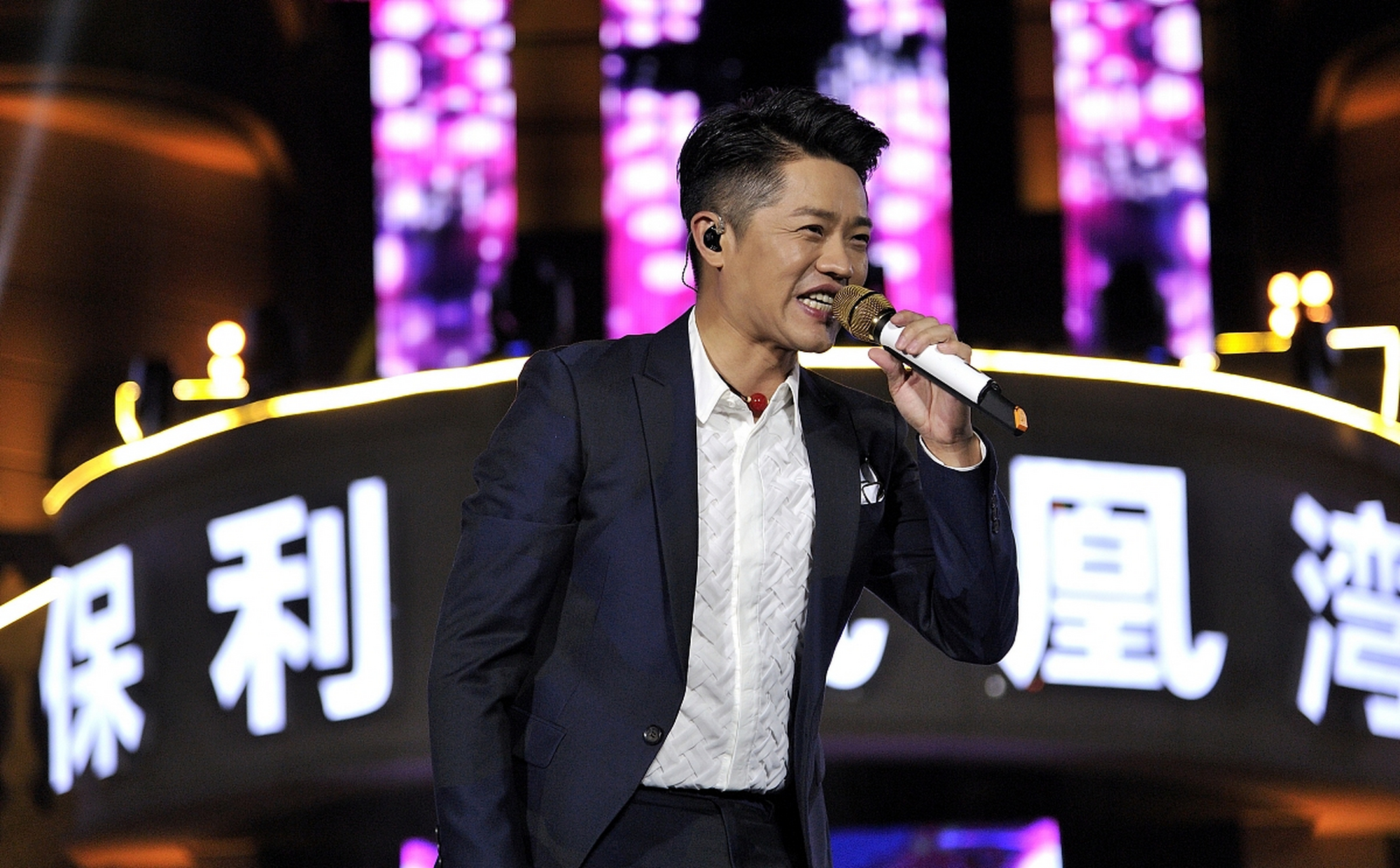 50年前,曾毅出生在湖南益阳的一个艺术氛围浓厚的家庭.