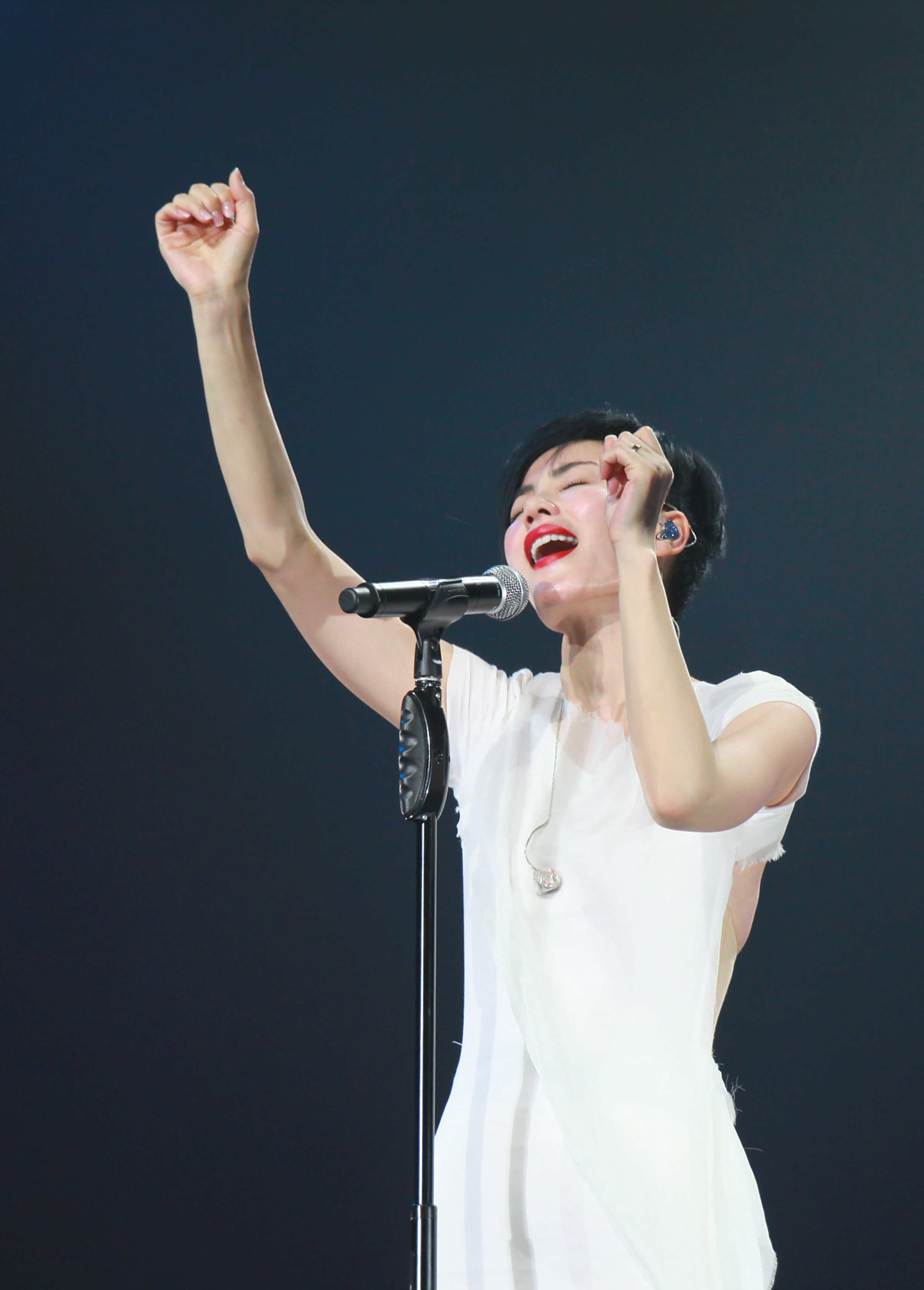 已经淡出歌坛的歌手王菲多次回归,只有他多少钱都请不到!